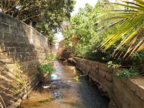 Lòng suối Ea Tam đoạn chảy qua phường Tân Lập đã bị thu hẹp do người dân đã xây kè bê tông hai bên hành lang suối.  