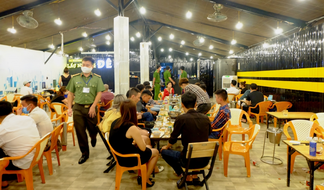 Quán Lẩu nướng Đêm vẫn có hơn trăm khách đến ăn, uống vào tối ngày 29-3