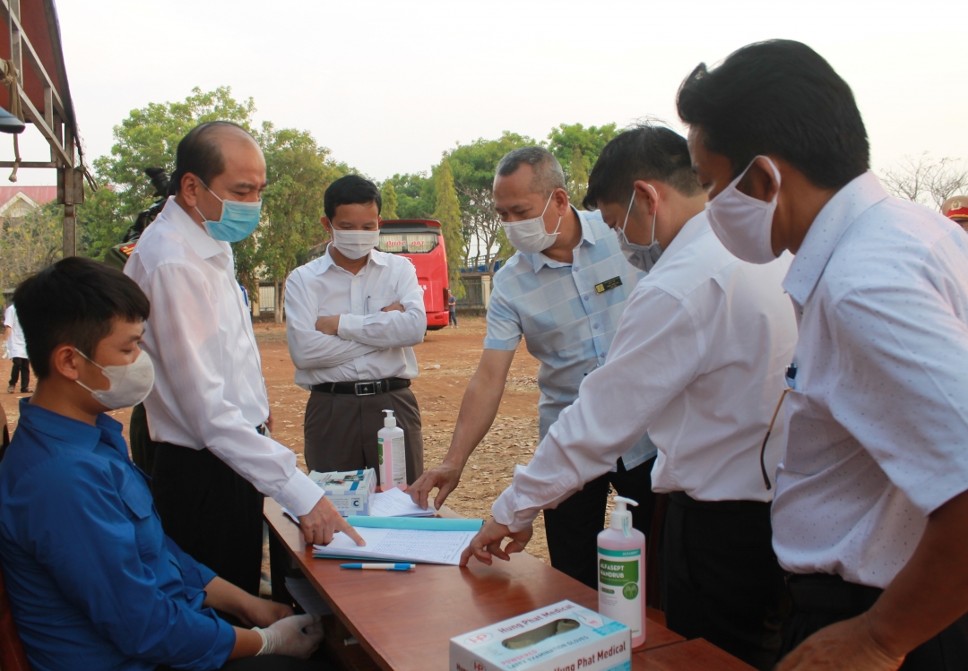 Chủ tịch UBND tỉnh kiểm tra công tác triển khai chốt liên ngành kiểm tra phòng chống dịch Covid-19 tại xã Hòa Phú