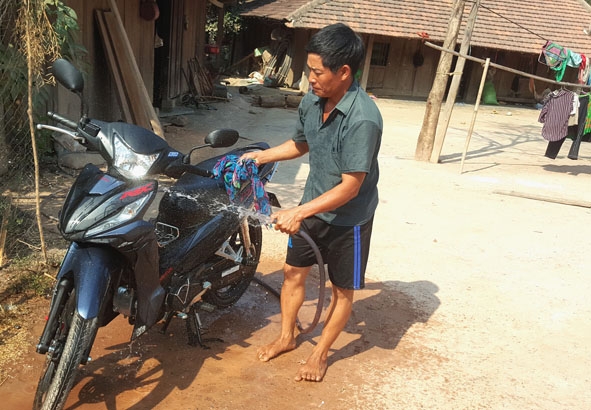 Nhờ dẫn nước sạch tự chảy về nên gia đình ông Lò Chỉnh Sàng (thôn Ea Hăn) và nhiều hộ khác trong thôn vẫn đủ nước sử dụng. 