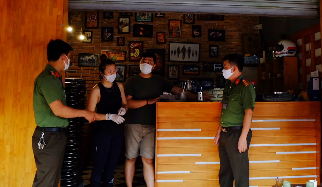 Thành viên Đoàn kiểm tra liên ngành của thành phố tuyên truyền nhắc nhở các quán cà phê nhỏ trên địa bàn chỉ thực hiện bán mang đi và giữ khoảng cách 2 mét khi tiếp xúc