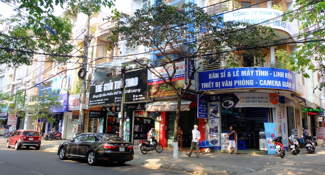 Dọc tuyến đường Lý Thường Kiệt rất nhiều cửa hàng kinh doanh thiết bị điện từ, thời trang, cà phê hoạt động vào sáng 1-4.
