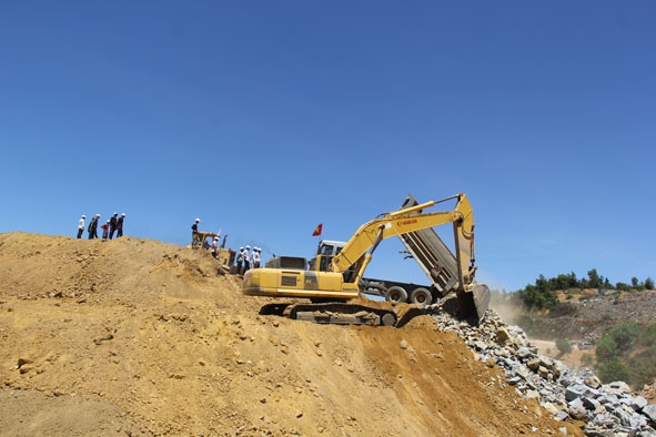 Thi công chặn dòng suối Krông Pách Thượng.