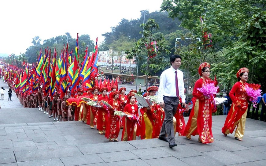 Khởi hành lên núi Nghĩa Lĩnh dâng hương tưởng niệm các Vua Hùng tại Lễ Giỗ Tổ Hùng Vương năm 2019. Ảnh: TTXVN   