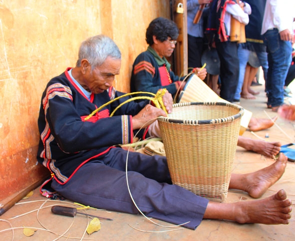 Từ những nguyên liệu của núi rừng như tre, nứa, người Êđê đan thành những chiếc gùi bền, chắc. 