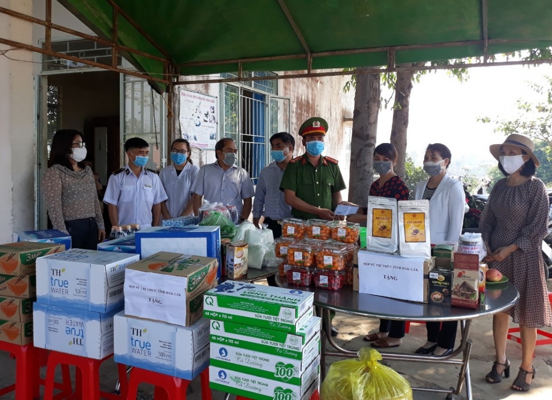 Hội Nữ trí thức tỉnh tặng quà lực lượng chức năng tham gia chốt kiểm tra, phòng chống dịch bệnh Covid-19 tại huyện Lắk.