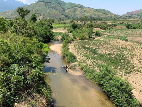 Một số sông suối trên địa bàn huyện Krông Bông đã cạn nước.  Ảnh: Công Lý