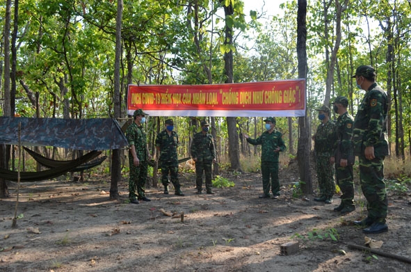 Lãnh đạo Bộ đội Biên phòng tỉnh đến kiểm tra và động viên cán bộ, chiến sĩ thực hiện nhiệm vụ trên biên giới.