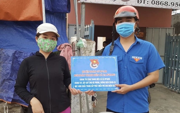 Đại diện Đoàn xã Ea M’nang vận động người dân ủng hộ kinh phí may khẩu trang vải phát miễn phí.