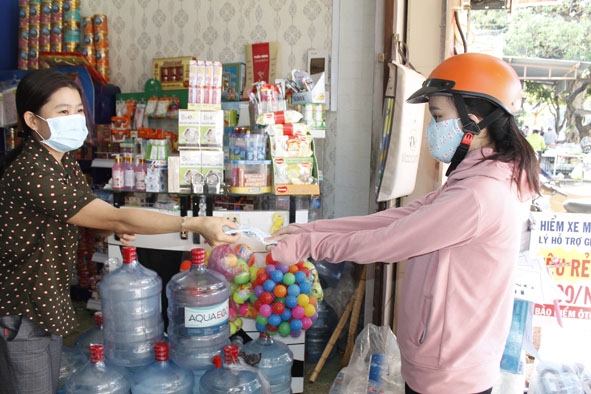 Chủ cửa hàng tạp hóa ở 320 Hoàng Diệu phát khẩu trang miễn phí cho người dân.  