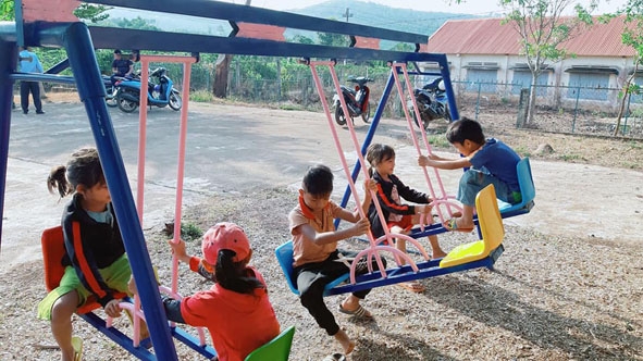 Công trình khu vui chơi cho thiếu nhi buôn Ea Nho do Đoàn xã Cư Kbô tặng.