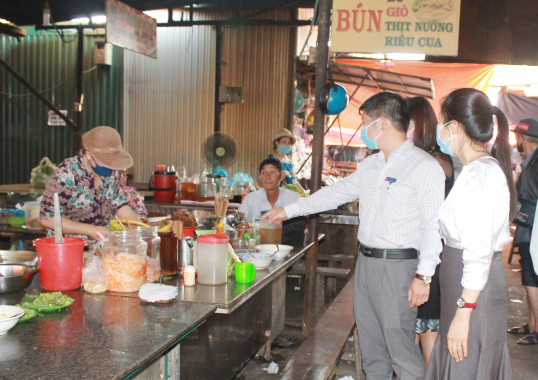 Đoàn kiểm tra của UBND tỉnh kiểm tra công tác phòng chống dịch Covid-19 tại chợ Tân An (TP. Buôn Ma Thuột). 