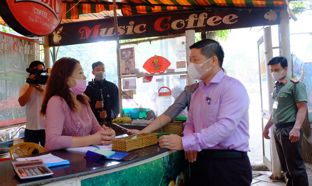 Lãnh đạo UBND TP. Buôn Ma Thuột tuyên truyền, nhắc nhở chủ cơ sở kinh doanh thực hiện nghiêm Chỉ thị 16/CT-TTg ngày 31-3 của Thủ tướng Chính phủ
