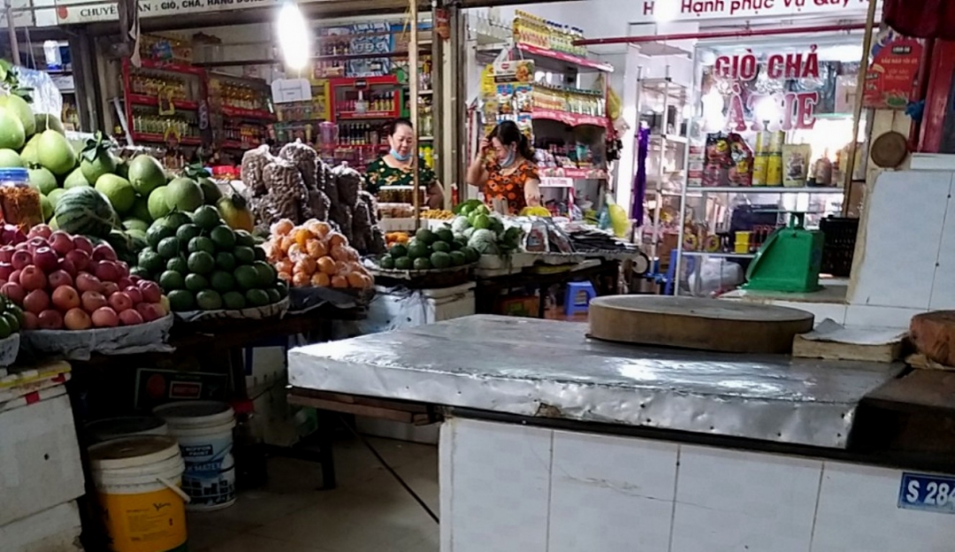 Một số tiểu thương chỉ đeo khẩu trang cho có lệ. (Ảnh chụp ở chợ Trung tâm Buôn Ma Thuột vào chiều ngày 7-4)