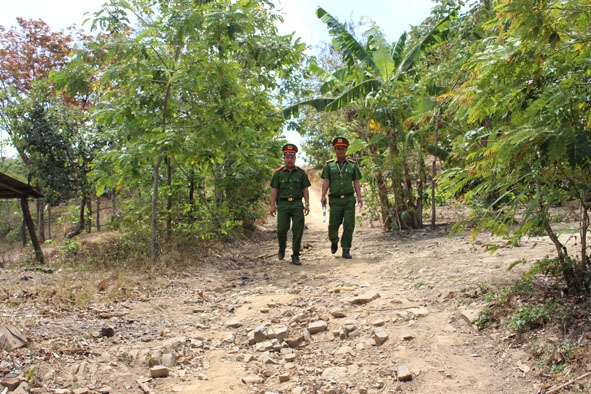 Công an xã Ea Sin (huyện Krông Búk) tuần tra, bảo đảm an ninh trật tự trên địa bàn.