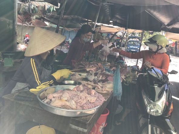 Người dân mua thịt heo tại chợ thị trấn Quảng Phú, huyện Cư M'gar. 