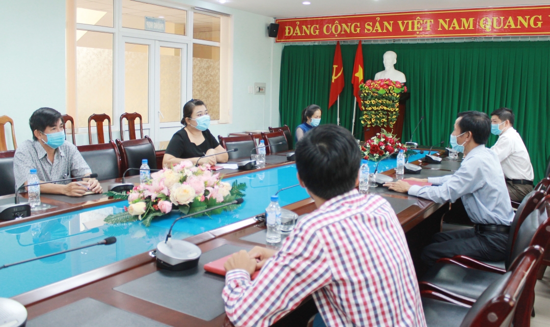 Phó Chủ tịch UBND tỉnh, Phó Trưởng Ban Thường trực Ban Chỉ đạo phòng chống dịch bệnh viêm đường hô hấp cấp Covid-19 của tỉnh H’Yim Kđoh cùng thành viên Đoàn kiểm tra làm việc với Ban Chỉ đạo phòng chống Covid-19 của thành phố. 