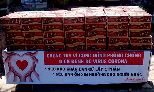 Trong TP. Buôn Ma Thuột có khá nhiều điểm hỗ trợ bà con gặp khó khăn theo phương thức tự giác đến nhận. Trong ảnh là 200 phần quà của chủ nhà 140 Phan Chu Trinh hỗ trợ trong ngày 3-4.