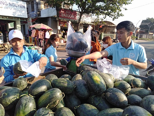 Đội công tác xã hội Cư Kty hỗ trợ 