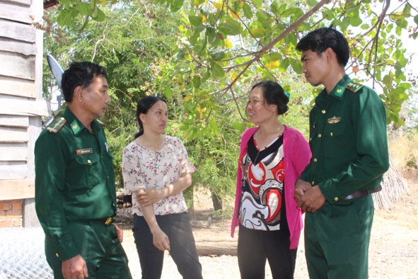 Cán bộ Đồn Biên phòng Ia R'vê trao đổi cùng các thành viên CLB Gia đình phụ nữ  không vi phạm quy chế biên giới. 