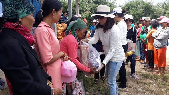 Các mạnh thường quân trao quà tặng người dân có hoàn cảnh khó khăn ở xã Ea R'bin. 