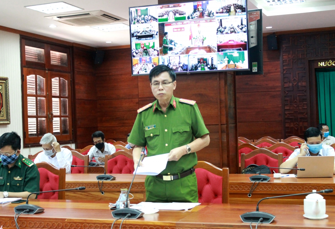 Lãnh đạo Công an tỉnh báo cáo việc triển khai hoạt động 8 chốt kiểm dịch Covid-19 trên các tuyến quốc lộ. 