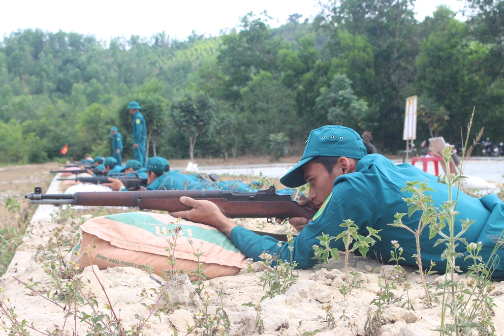 Các chiến sĩ dân quân Cụm 6, lực lượng vũ trang huyện Krông Pắc tham gia huấn luyện. Ảnh minh họa