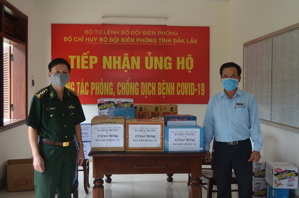 Lãnh đạo xã Hòa Thắng trao tặng nhu yếu phẩm hỗ trợ phòng, chống dịch Covid-19