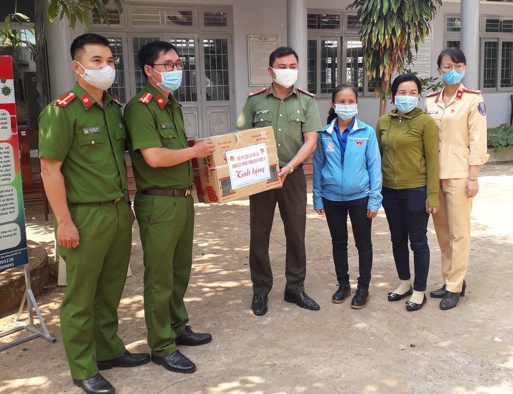Đoàn Thanh niên Công an tỉnh tặng quà Công an xã Quảng Tiến (huyện Cư Mgar).