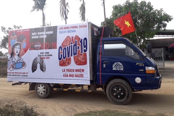 Xe tuyên truyền lưu động xã Vụ Bổn kêu gọi người dân chung tay phòng, chống dịch Covid-19.    Ảnh: T.Duyên