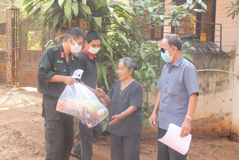 Đại diện Phòng Cảnh sát Cơ động (Công an tỉnh) và các mạnh thường quân trao quà cho người dân phường Tân Lợi (TP. Buôn Ma Thuột).