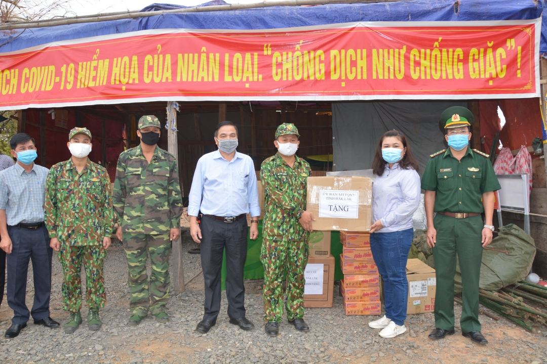 Phó Chủ tịch UBND tỉnh H’Yim Kđoh (thứ hai từ phải sang) thăm, tặng quà tại chốt kiểm soát Đồn biên phòng cửa khẩu Đắk Ruê.