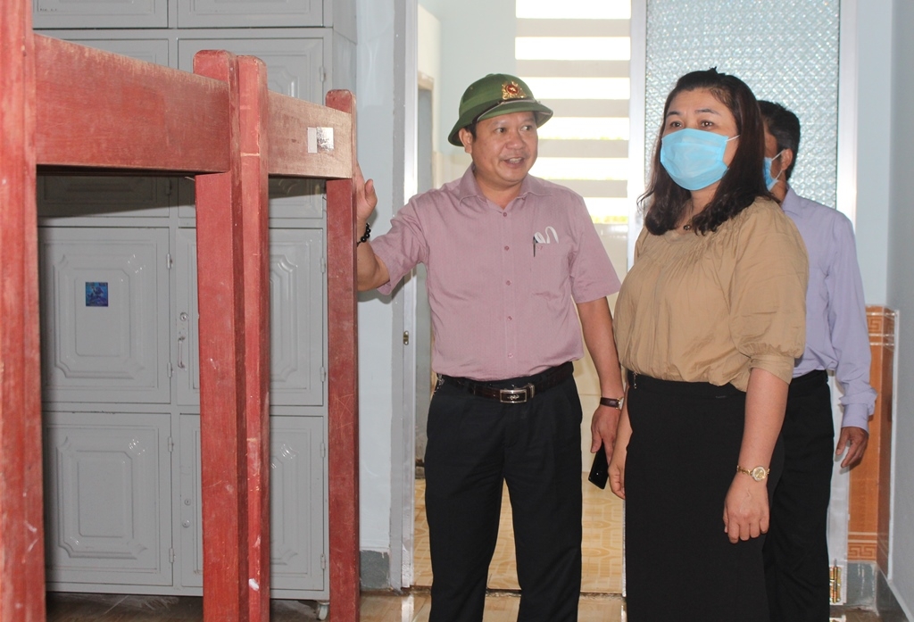 Phó Chủ tịch UBND tỉnh H'Yim Kđoh kiểm tra cơ sở vật chất tại khu cách ly tập trung của huyện Ea Kar