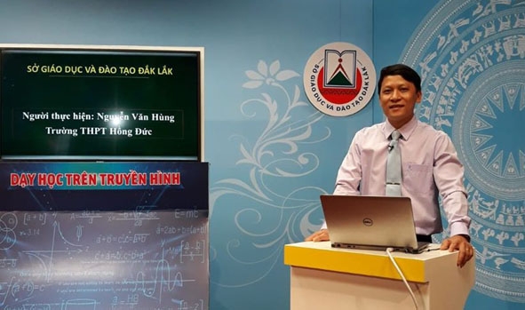 Thầy giáo Trần Văn Hùng, Phó Hiệu trưởng Trường THPT Hồng Đức giảng dạy trên truyền hình. 