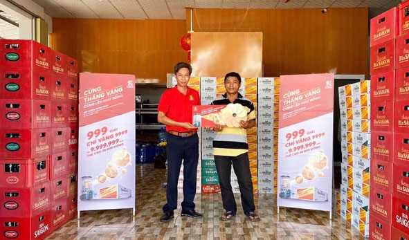Anh Nguyễn Văn Dũng (Bình Thuận) nhận giải thưởng 1 chỉ vàng 9999  tại cơ sở Bia Saigon.
