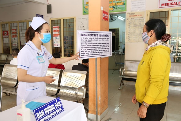 Cán bộ y tế điều tra yếu tố dịch tễ của bệnh nhân tại khoa Khám.