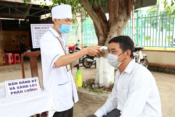 Người đến bệnh viện được đo thân nhiệt ngay tại cổng vào.