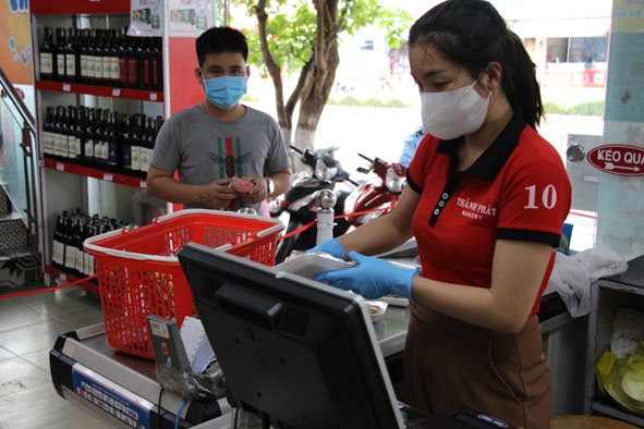 Người tiêu dùng tự bảo vệ mình qua việc chấp hành tốt công tác phòng, chống dịch khi đi ra ngoài.