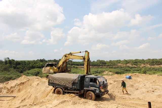 Một bãi tập kết cát ở huyện Krông Pắc