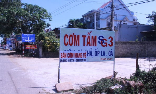 Các dịch vụ ăn uống trên địa bàn huyện đều chấp hành tạm đóng cửa và treo bảng bán mang về.
