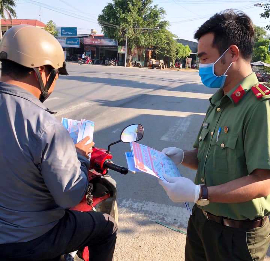 Đoàn viên, thanh niên Chi đoàn Công an huyện phát tờ rơi về phòng, chống dịch bệnh do Covid-19 cho người đi đường. 