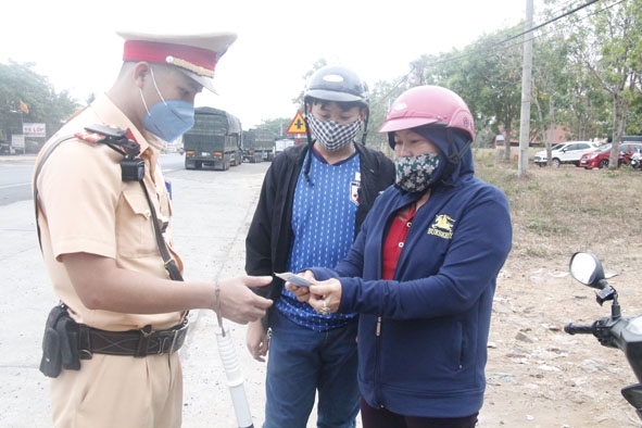 Cán bộ Phòng CSGT, Công an tỉnh kiểm tra hành chính người  tham gia giao thông trên Quốc lộ 14, đoạn qua TP. Buôn Ma Thuột. 