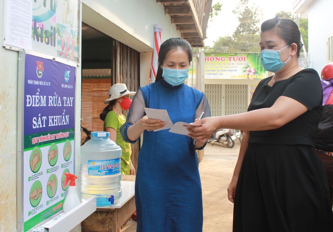 Phó Chủ tịch UBND tỉnh H'Yim Kđoh kiểm tra công tác phòng chống dịch tại Chợ Ea Tu (TP. Buôn Ma Thuột). 