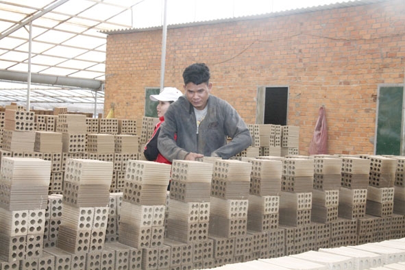Công nhân thực hiện công đoạn xếp, phơi gạch. 
