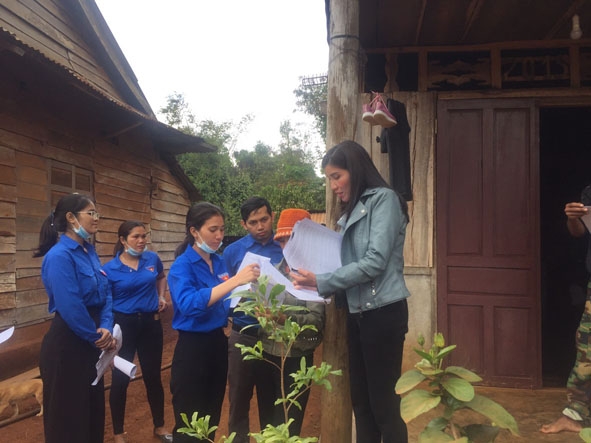 Đoàn thanh niên xã Cuôr Đăng (huyện Cư M'gar) tuyên truyền phòng, chống dịch Covid-19 tại các thôn, buôn trên địa bàn xã. 