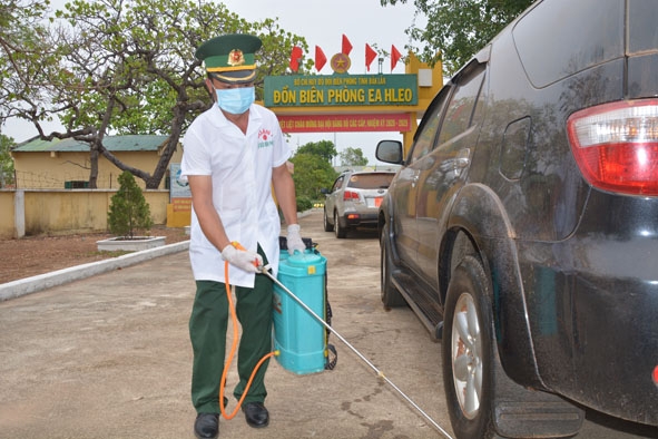 Quân y Đồn biên phòng Ea H'leo phun dung dịch tẩy trùng các phương tiện ra vào, qua lại biên giới. 