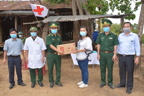 Phó Chủ tịch  UBND tỉnh H'Yim Kđoh,  Phó Trưởng ban Thường trực  Ban Chỉ đạo phòng, chống  dịch bệnh Covid-19 của tỉnh (thứ ba từ phải sang)  tặng quà  cán bộ, chiến sĩ chốt  biên phòng Ea H'leo. 