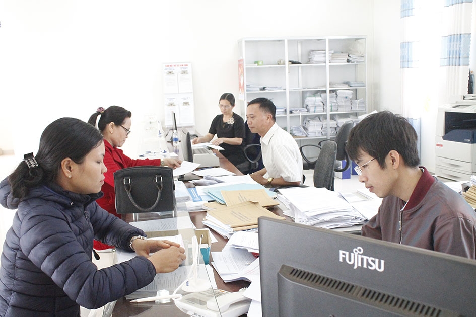 Cán bộ BHXH huyện Krông Ana giải quyết chế độ chính sách cho người tham gia bảo hiểm.  