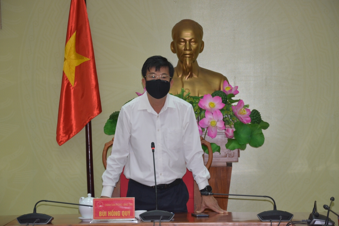 Đồng chí Bùi Hồng Qúy, Chánh Văn phòng UBND tỉnh phát biểu tại cuộc họp.