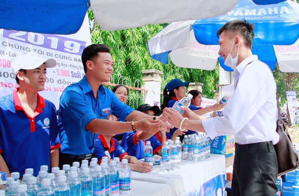 Thầy Nguyễn Ngọc Tú  (thứ hai từ trái qua) tham gia Chương trình tiếp sức mùa thi 2019 do Huyện Đoàn Krông Bông tổ chức. 